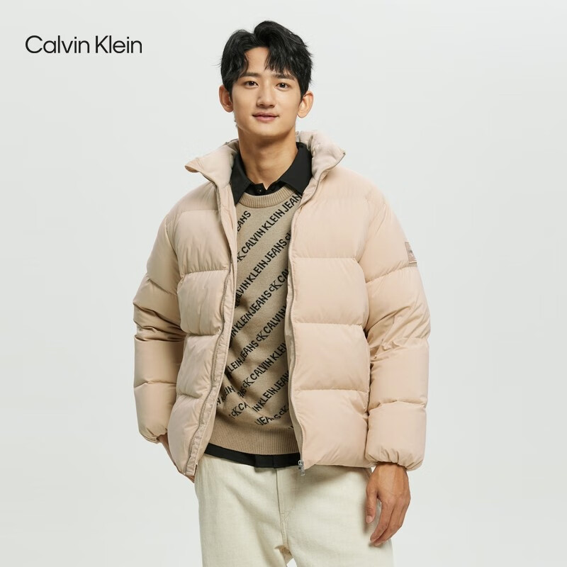 PLUS会员：Calvin Klein Jeans 休闲白鸭绒拉链立领刺绣面包羽绒服男款 J318158  658元包邮（需用券）