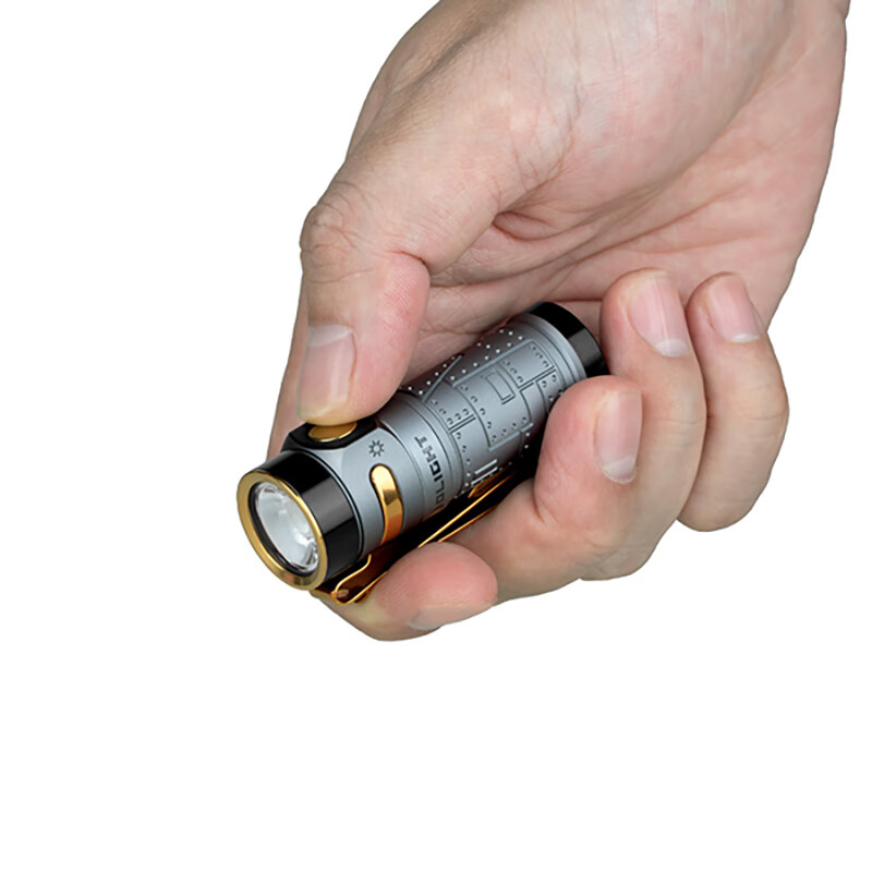 傲雷 OLIGHT 指揮家Baton 4超長(zhǎng)續(xù)航1300流明強(qiáng)光手電筒 戰(zhàn)機(jī)單機(jī)版 162.54元