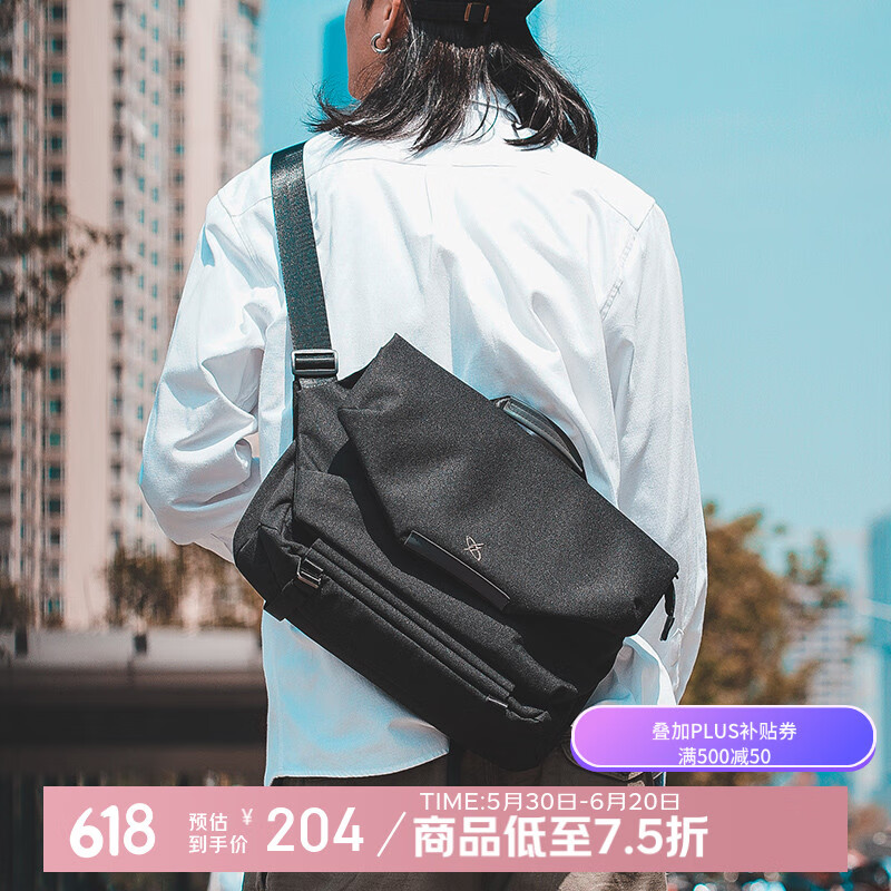 光影行星 斜挎单肩包男机能邮差潮牌旅行休闲大容量通勤手提个性简约 黑色-中号-适用于13-14英寸 券后148.41元